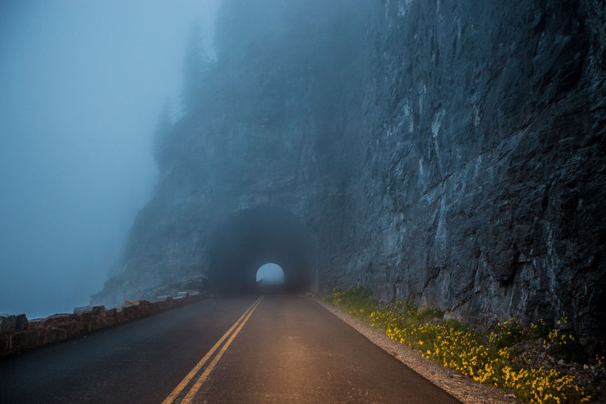 Going to the sun. путешественник с рюкзакоv. солнечная дорога. парк глейшер монтана дорога. Going landscape.