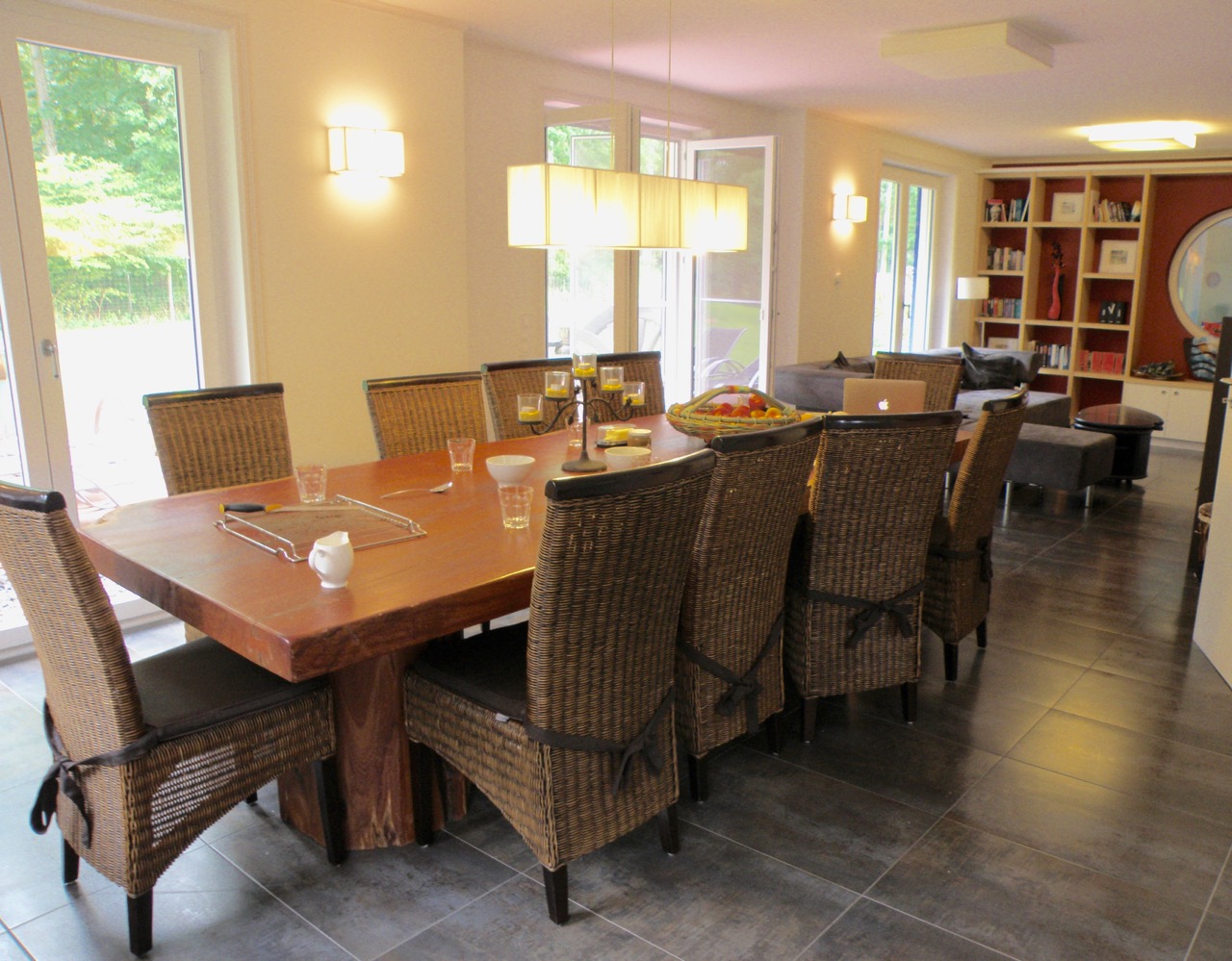 Esstisch in der Villa Merle, Insel Rügen Esstisch in der Villa Merle, Insel Rügen