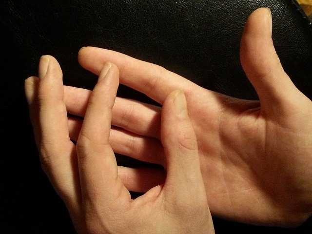 Cura instantánea: masajee sus dedos para  aliviar el dolor