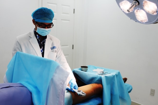 Chàng trai 19 tuổi tự đưa "chim" của mình vào lỗ treo của mỏ lết và bị kẹt Chàng trai 19 tuổi tự đưa "chim" của mình vào lỗ treo của mỏ lết và bị kẹt