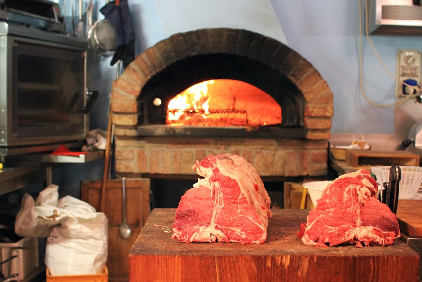 Co to jest la bistecca alla fiorentina? Jak się przyrządza? Gdzie zjeść?