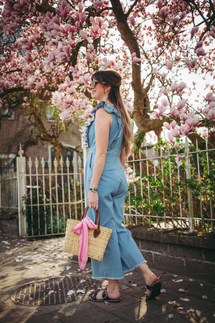 Outfit ruffled jumpsuit and magnolias THE STYLING DUTCHMAN.