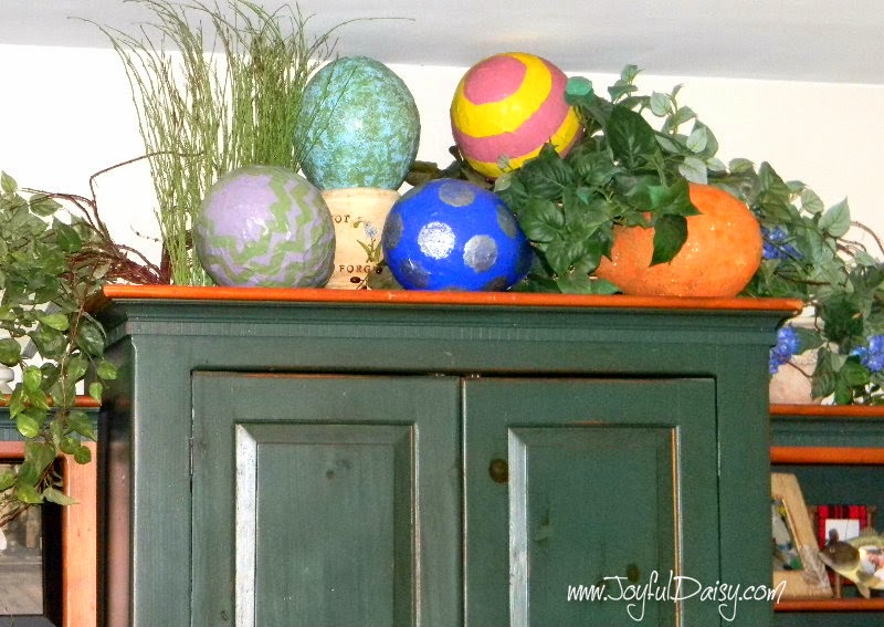 http://joyfuldaisy.com/jumbo-paper-mache-eggs/