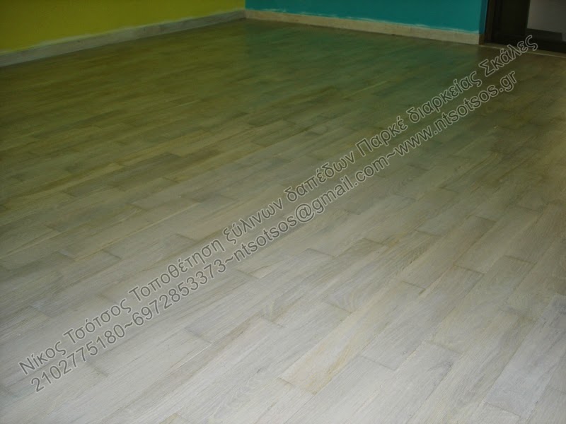 Τρίψιμο ,γυάλισμα και βάψιμο σε ξύλινο πάτωμα με λευκή απόχρωση