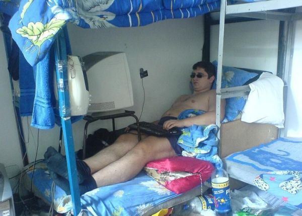 naked+computer+nerd+in+bed+drheckle+funny+photo+blog.jpg