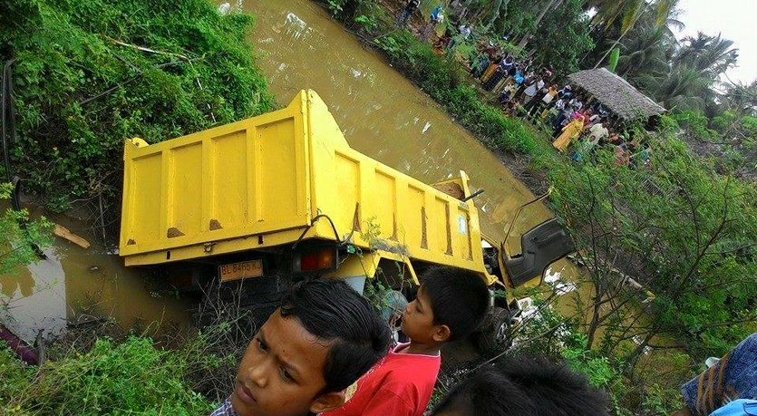 Bus Cendrawasih Hancur Berat Akibat Tabrakan Dengan Fuso | Aceh Publisher