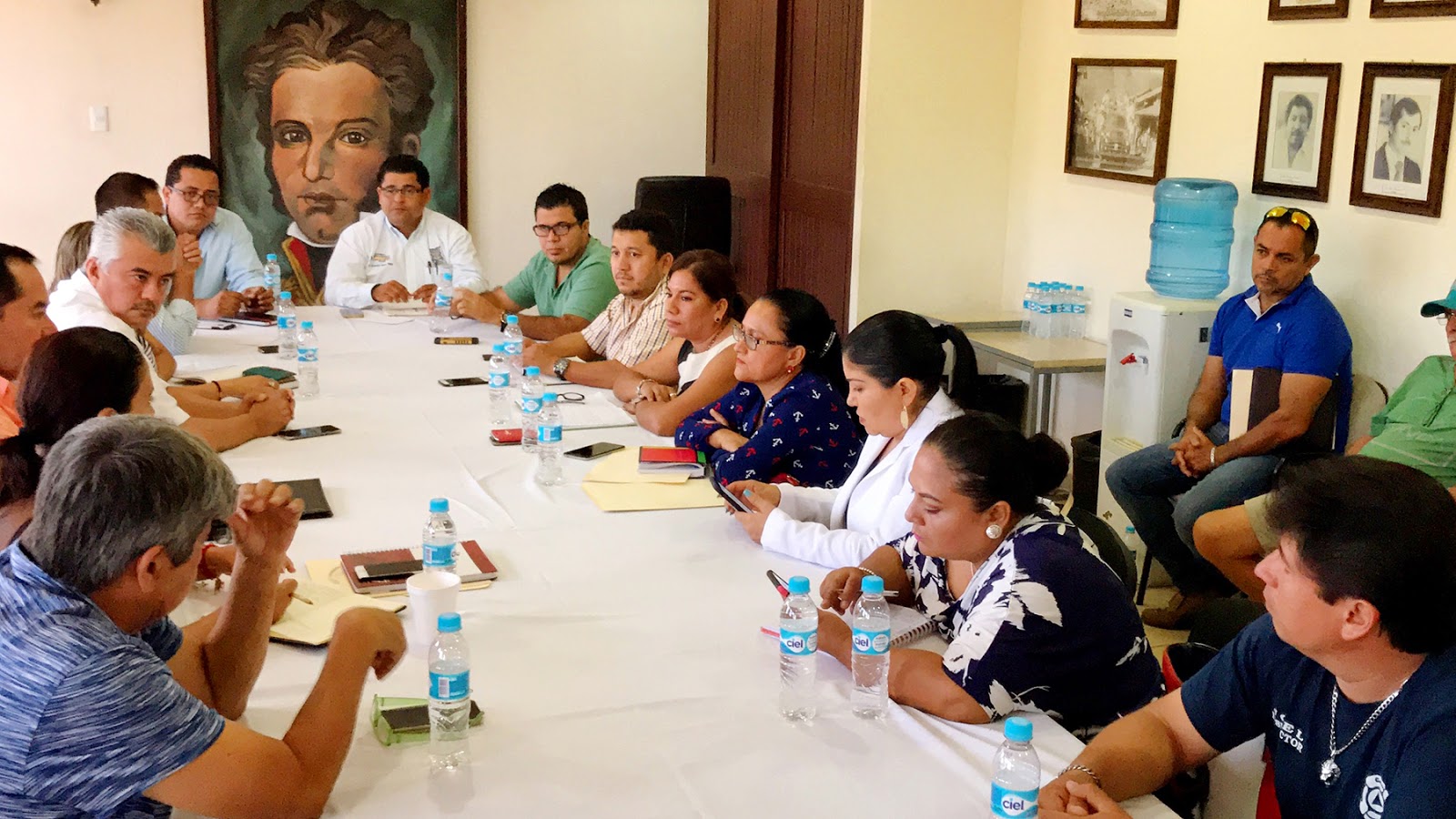 Resultado de imagen para fotos ayuntamiento de zihuatanejo reunion de funcionarios