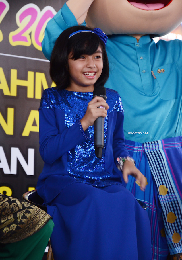 Mia Sara looking absolutely adorable and gorgeous in her blue baju kurung
