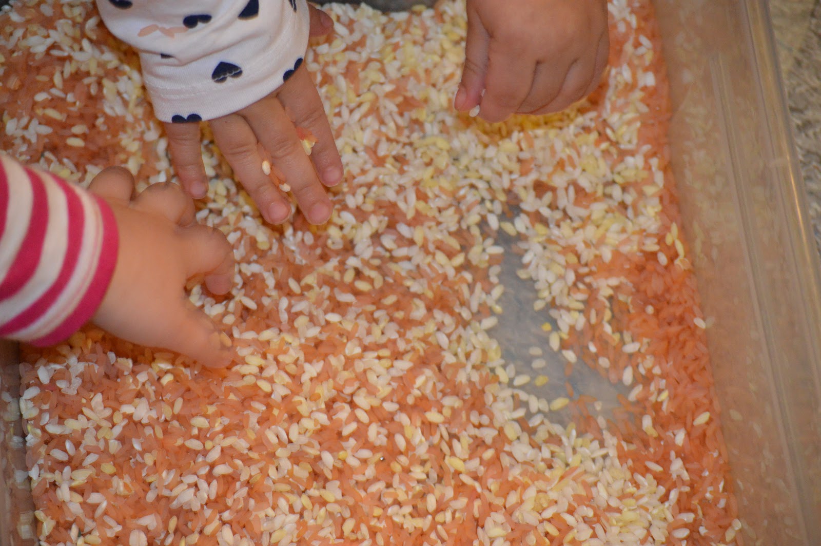 Interaction Imagination: Coloured rice on the light table