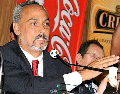 Manuel Burga Foto de Manuel Burga dando su entrevista