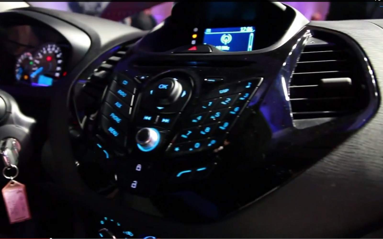 Movo Ford Ka 2015 - console central - sistema SYNC