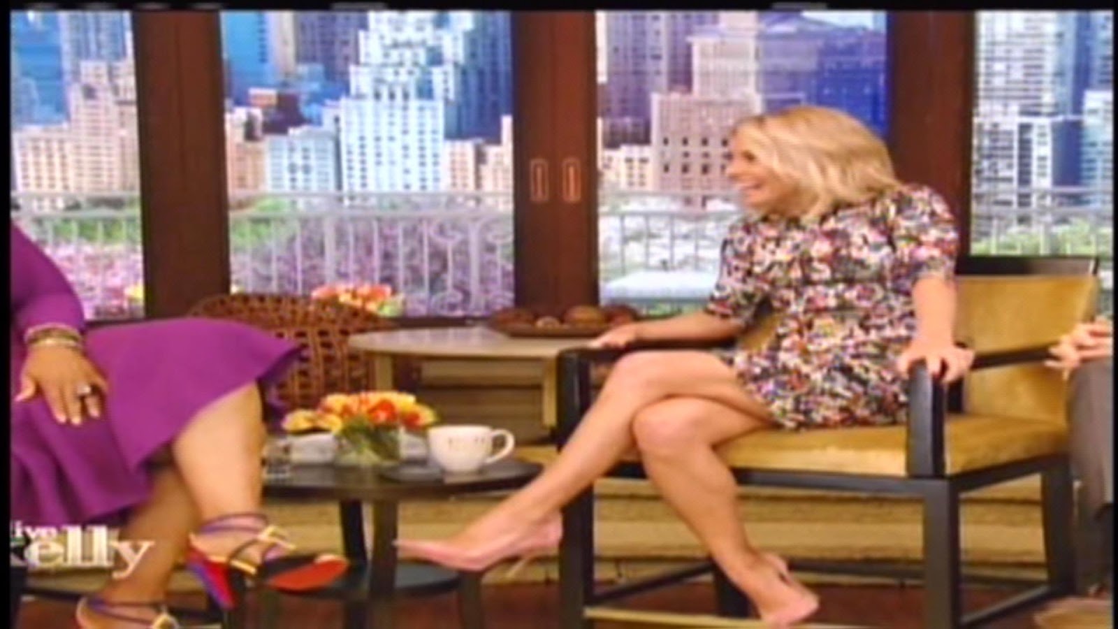 Slideshow kelly ripa short skirt.