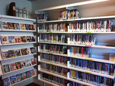 Et bilde fra DVD samlingen for både voksne og barn, på Råholt Filialen Et lite utvalg vi har av DVD'er fpr både voksne og barn på Råholt Bibliotek
