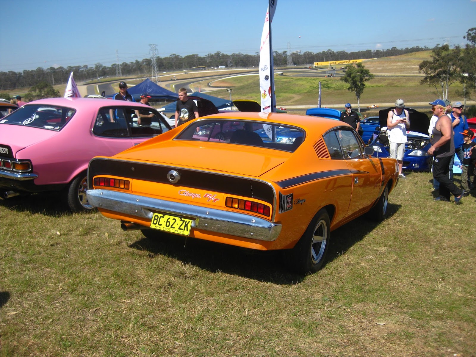 Aussie Old Parked Cars: 1971 Chrysler VH Valiant Charger R/T 2BBL (265