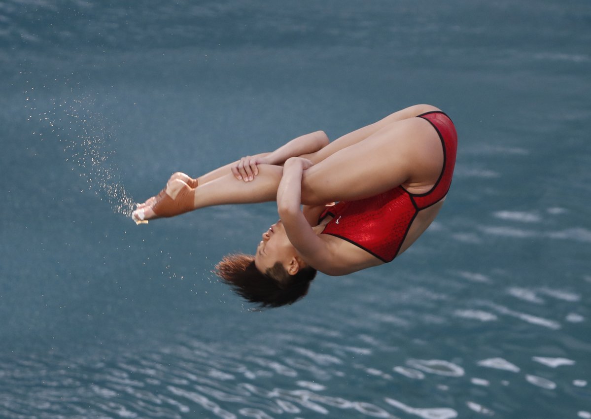 Почему вода прыгает. Красивый прыжок в воду. Спортсменки прыжки в воду. Прыжки в воду девушки. Спортсменка прыгает в воду.