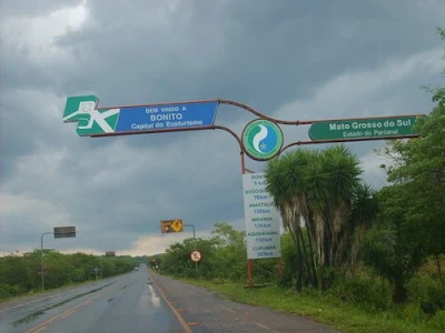 Carteles de la ruta indicando la llegada a Bonito