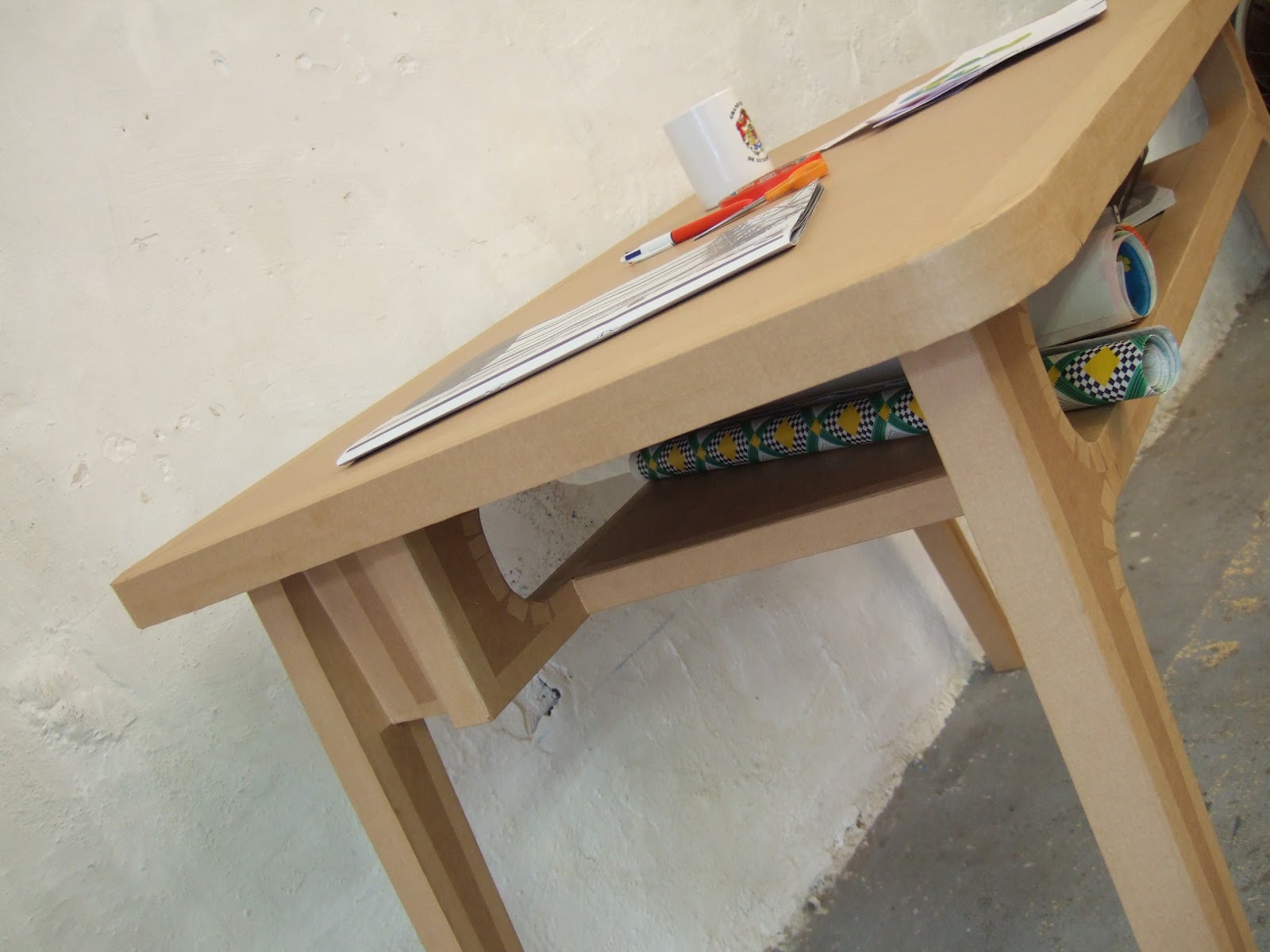 table haute en carton avec case de rangement  fabriquée à marseille par juliadesign