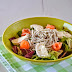 Ensalada de salmón, gulas y queso de cabra