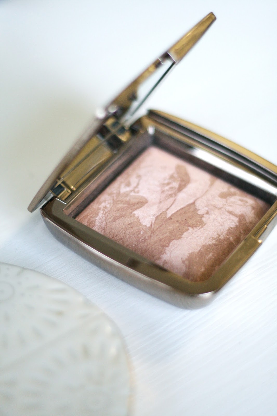 Hourglass Ambient lighting bronzer Sarah Satongar