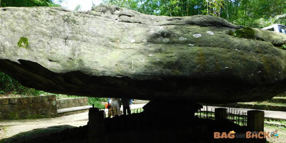 Balancing-Rock-Mawlynnong Balancing-Rock-Mawlynnong