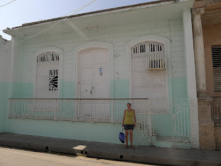 Casa Colonial Nivia in der Calle General Portuondo (früher Trinidad). Hellgrünes Haus, hohe Fenster mit geschlossenen weißen Läden, davor Metallgitter, ebenfalls weiß gestrichen.