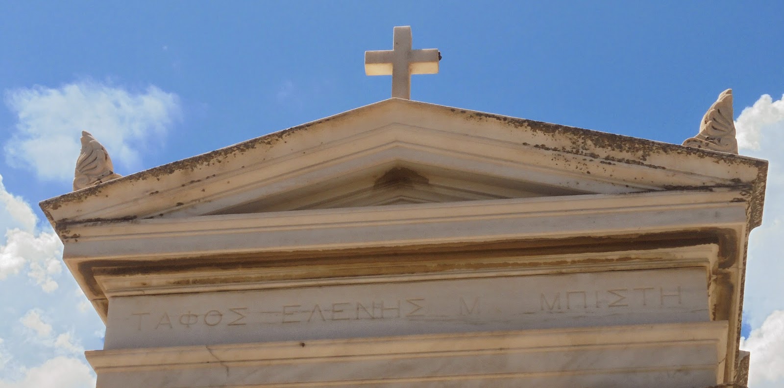 το ταφικό μνημείο της Ελένης Μπίστη στο νεκροταφείο της Άνδρου