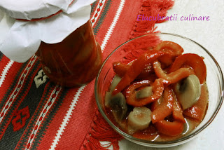 Gogoșari cu ciuperci în sos de roșii