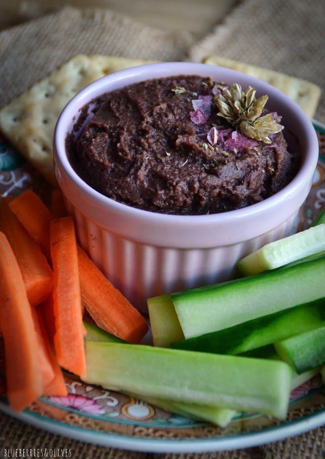 PATÉ UNTABLE AZUKI CEBOLLA CARAMELIZADA CON CRUDITÉS SOBRE MANTEL RAFIA Y MADERA