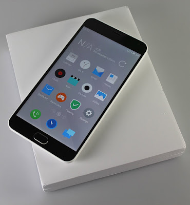Spesifikasi Meizu M2 Note Spesifikasi Meizu M2 Note Sebenarnya Terlambat untuk mereview hp ini karena hp ini rilis Pada pertengahan tahun 2015 kalau gak salah, tapi gak Apalah dari pada ngga ane review, ane make HP ini sejak Tahun 2015, cukup lama kan ? Dulu beli HP ini barunya sekitar 1.800.000 Kalau ngga salah sob. Kalau sekarang sekenan di kisaran dibawah 1.3 jt dah dapet. Dari segi Tampilan HP ini bisa dibilang mirip-mirip sama Iphone 6, coba liat di sisi bawah, hampir mirip kan ? uniknya dari HP ini yaitu tombol backnya bukan berada di samping tombol home, tapi tombol home itu juga bisa disentuh, gunanya untuk button back. HP ini mempunyai layar 5.5 inchi dengan LCD IGZO 16 juta warna,yang menurut ane ketajaman ngga jelek jelek amat, keliatan lumayan bening. dan resolusinya 1080 x 1920 pixels, 16:9. untuk dapur pacu HP ini menggunakan Octa-core 1.3 GHz Cortex-A53 GPU nya Mali-T720MP3. Ram 2 GB dan memori internal 16gb, jujur saja untuk nggame 3D hp ini cukup kurang performanya,terkadang ada rasa patah-patah.jadi selama ini memang ane ngga pernah nggame yang berat-berat, paling game casualan aja yang ringan- ringan. dan free internal memory hampir separonya dari 16gb karena dipake buat sistem android.