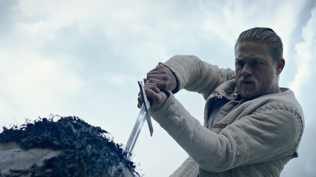 Charlie Hunnam en una escena de Rey Arturo: La Leyenda de Excalibur