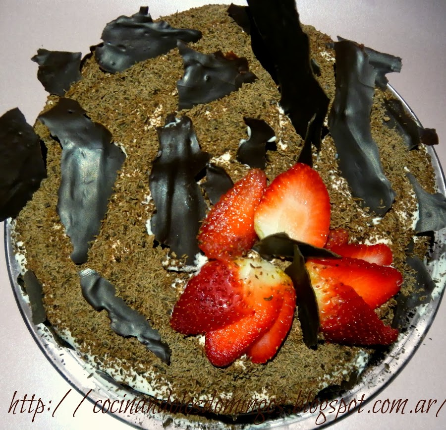 torta de chocolate y fresas
