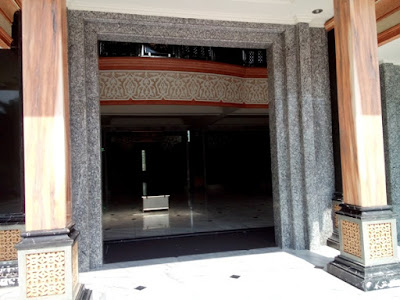 pintu masuk utama masjid Agung Baitul Mukminin Jombang