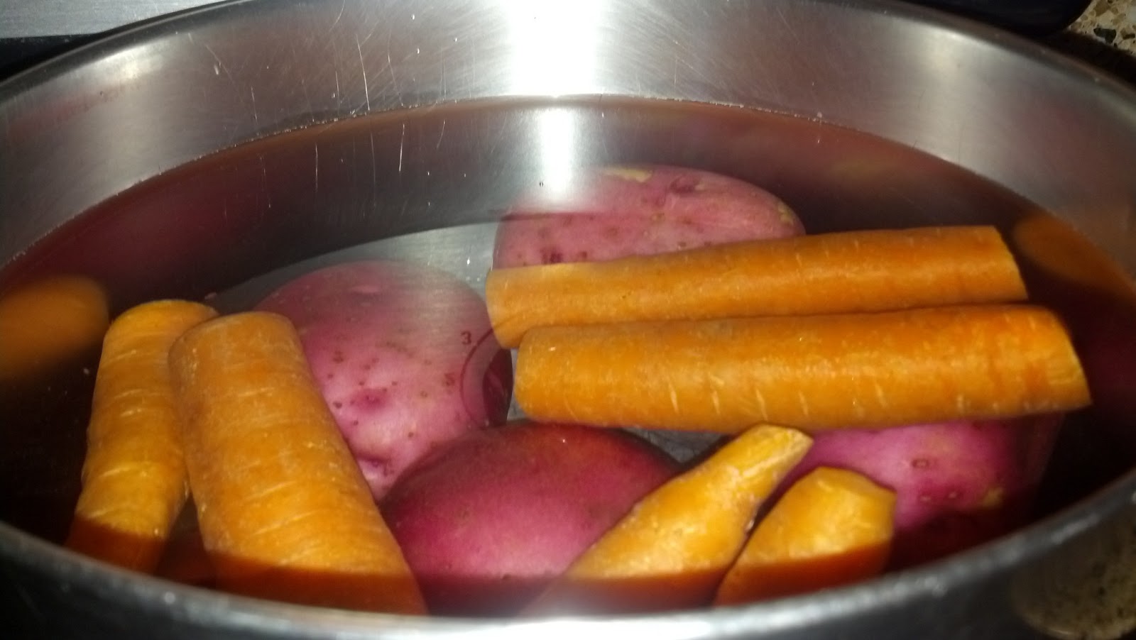 картошка морковь. картошка морковь яйца колбаса майонез. картошка для оливье в мундире или нет. картошка с яйцом. картошка с яйцом.