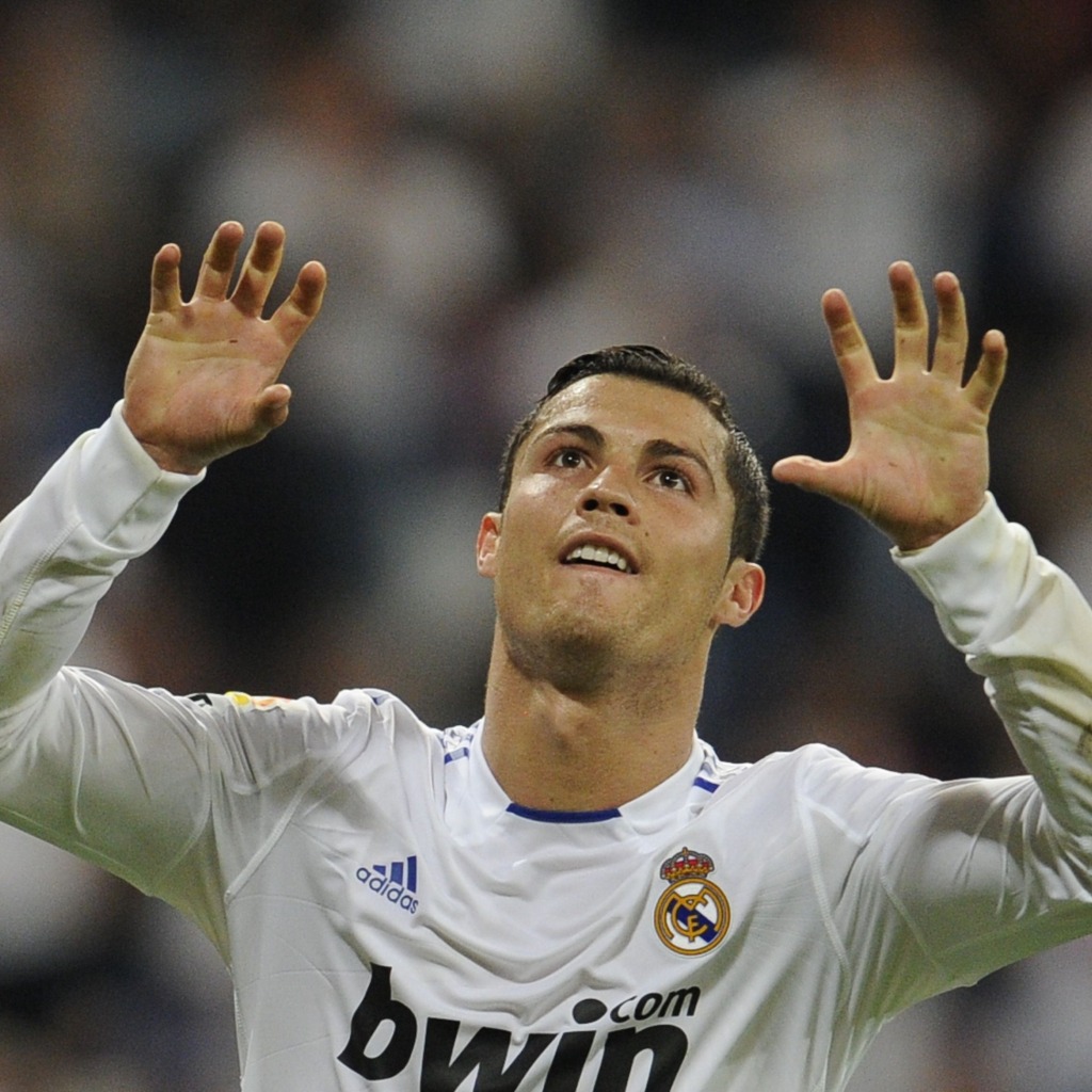http://4.bp.blogspot.com/-KWOLmLpunDk/UFQI6Bq_wiI/AAAAAAAAABQ/zCX6uhY78wE/s1600/sport-free-wallpapers010-Cristiano-Ronaldo-Real-Madrid.jpg
