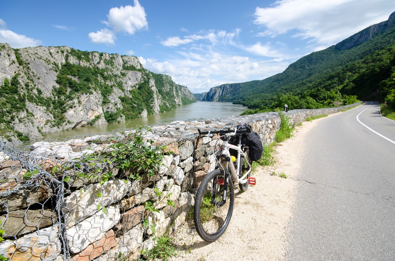 Exert land copper Clisura Dunării pe bicicletă, de la Orșova la Golubăț • Amazing Romania