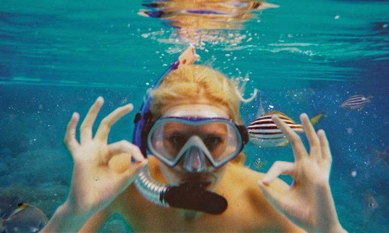 فتاة تحت الماء