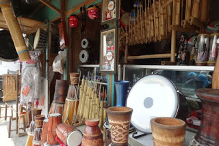 Butuh ketekunan kiranya untuk membuat sebuah alat musik, apalagi kapasitas produknya diperuntukkan bagi para turis dari Manca Negara.