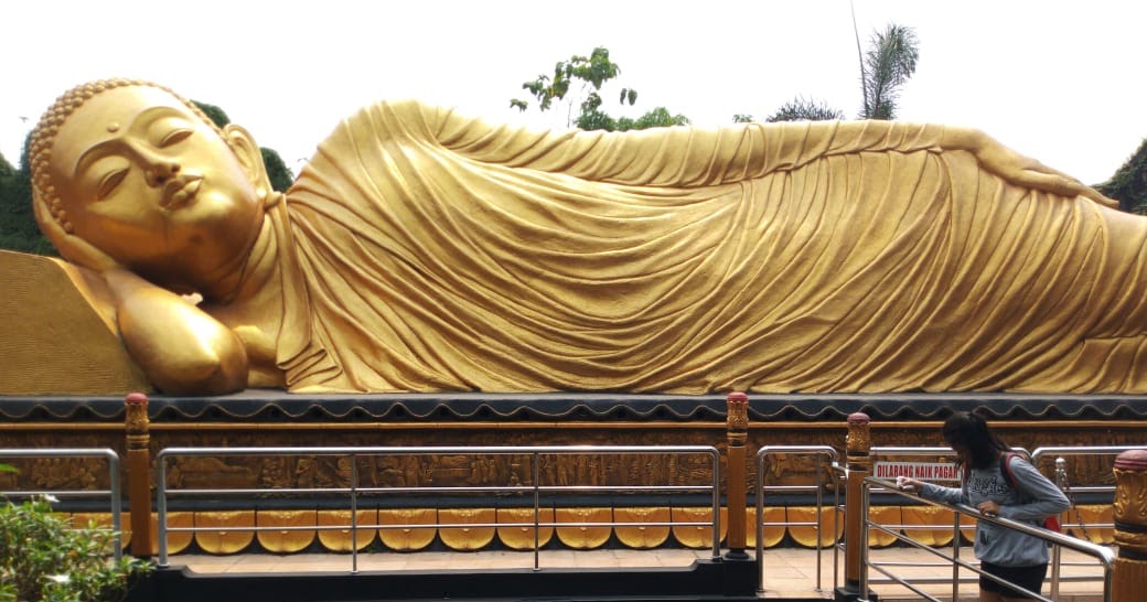 Patung buddha tidur