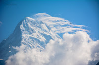 Una avioneta en vuelo a Johnson y el Annapurna de fondo. Trekking_21_dias_en_Nepal_Fotografias