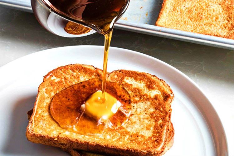 Fransız tostları çırpılmış yumurta, şeker ve tarçın bulanan beyaz ekmekten yapılmaktadır.