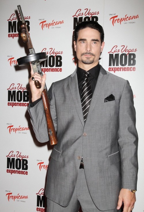 http://4.bp.blogspot.com/-KXP5N6PoJos/TZORDZOb_nI/AAAAAAAABbI/7JaodSMSyuA/s1600/kevin-richardson-posiert-mit-waffe.jpg