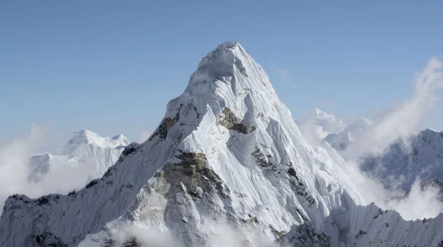 O Everest jamais ficou escondido atrás de curvatura alguma