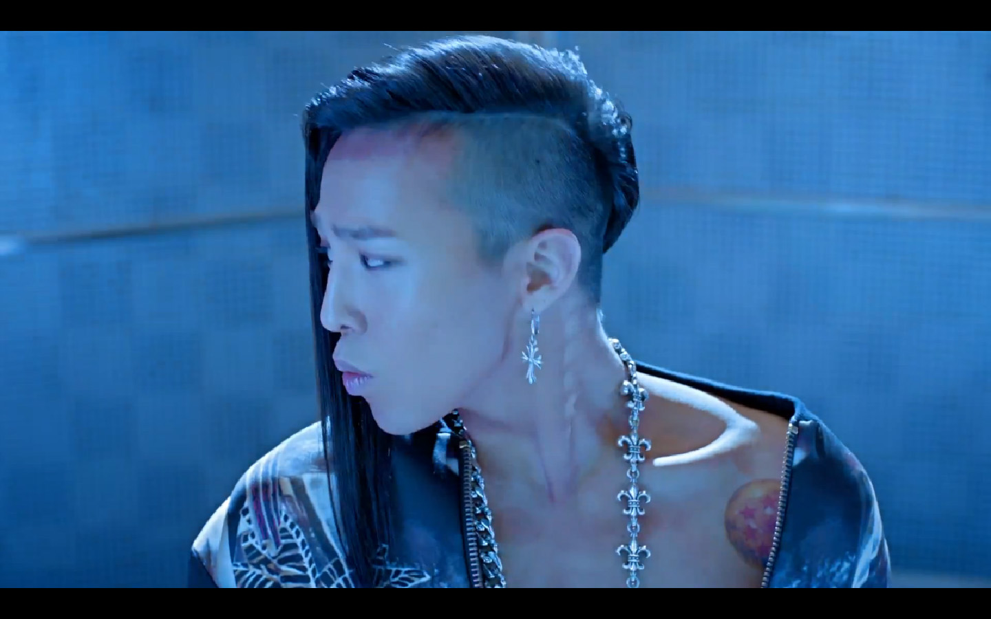 джи драгон из big bang фантастик бэби. Big bang g-dragon с длинными волосами. G исполнитель фото. Becky g zooted в очках. джи драгон.