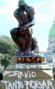 ¿Tendrá razón? la pintada en blanco del pedestal.