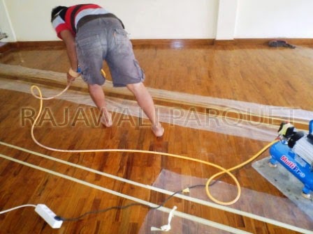 Memasang lantai kayu