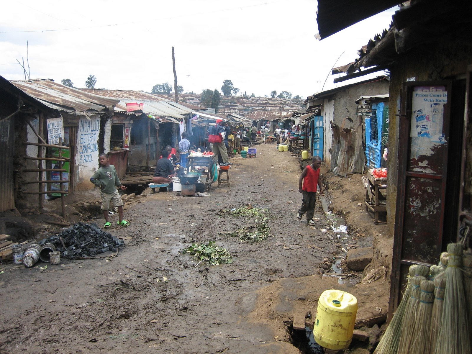 Я жил в трущобах слушать. Трущобы Конго Киншаса. Порт Морсби трущобы. Киншаса бедный город. Луанда Ангола трущобы.
