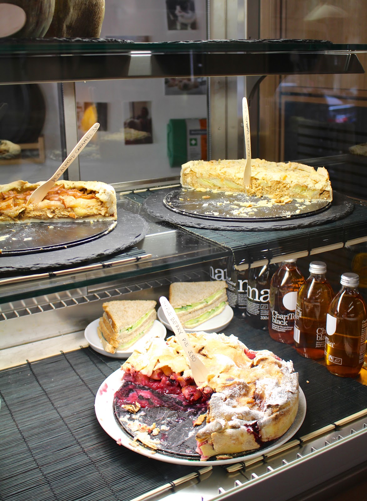 Little Kind Cafe Munich vegan cakes