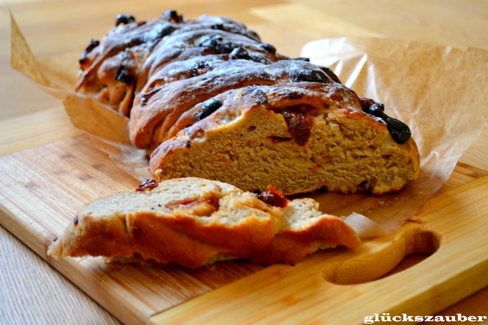 glückszauber : Oliven-Tomaten-Brot und Salat mit Camembert, Pflaumen ...