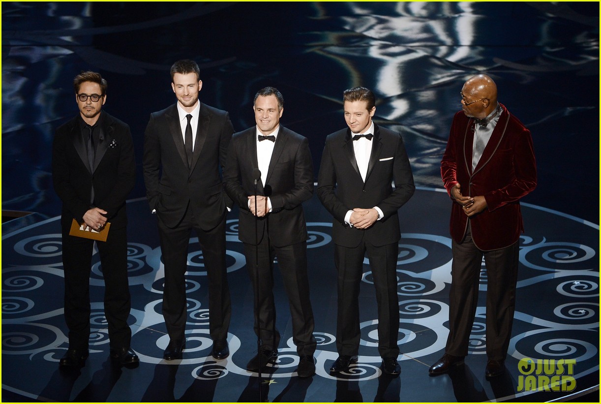 http://4.bp.blogspot.com/-KZHqzywuwTI/USr7CYvsIrI/AAAAAAAAEIc/tHu83c9VCdk/s1600/chris-evans-oscars-2013-red-carpet-05.jpg