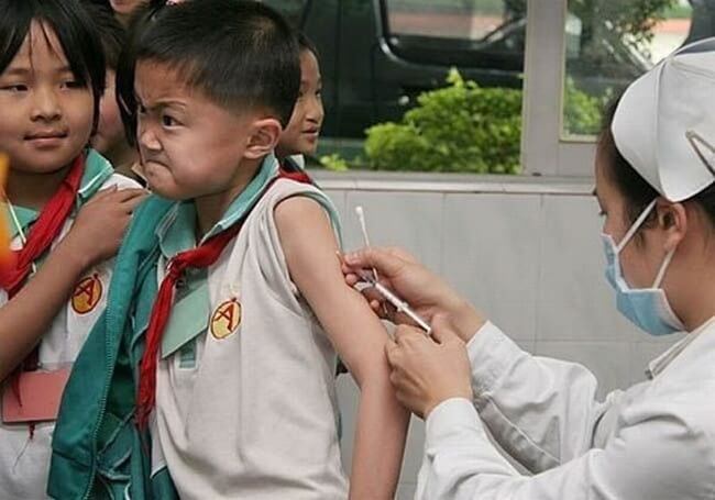 22 Photos That Utterly Capture Powerful Feelings - This brave boy isn't afraid of a vaccination.